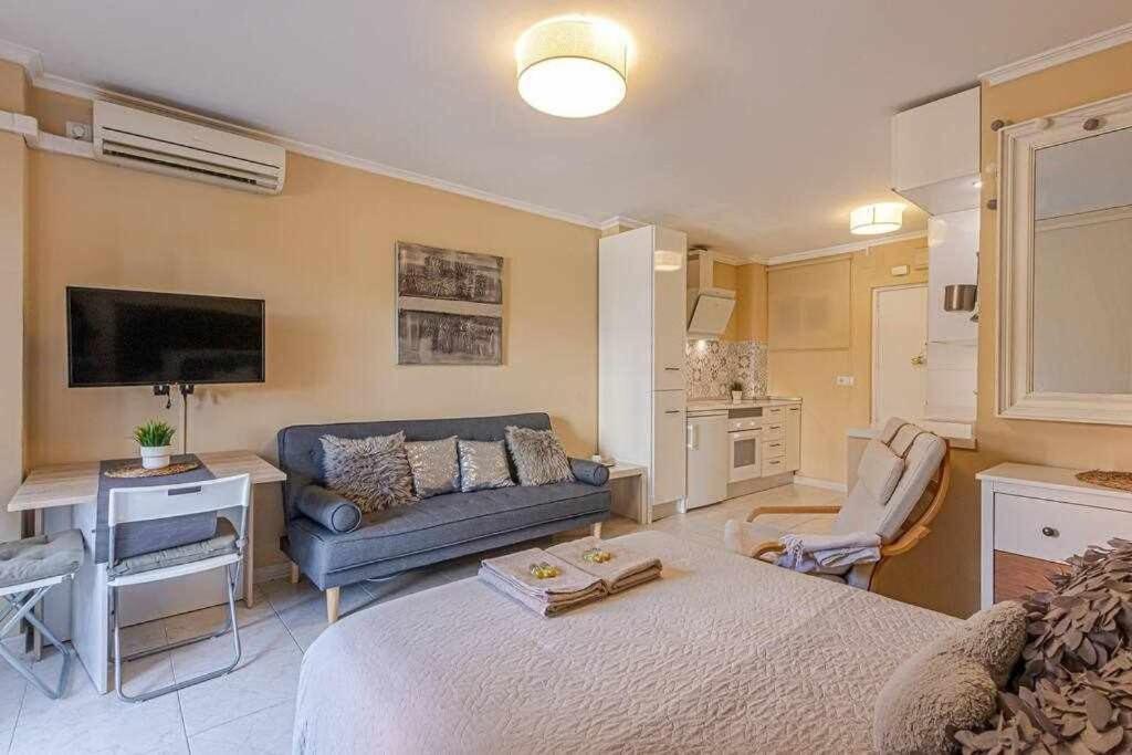 797 Holiday Rentals - Equipado Estudio Cerca Del Parque La Paloma ベナルマデナ エクステリア 写真